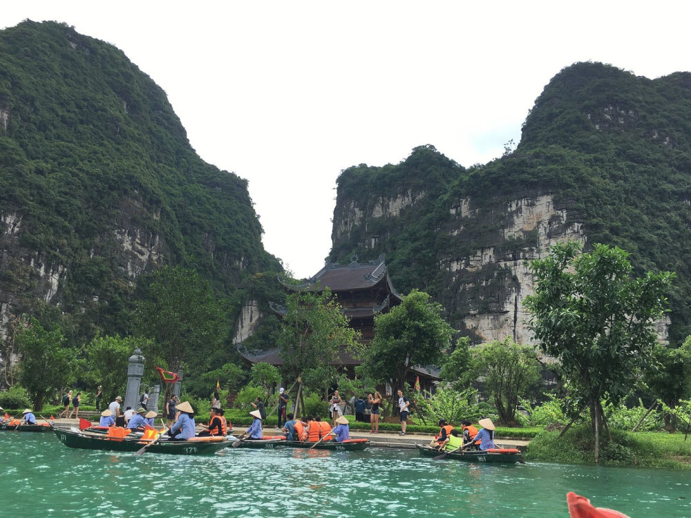 While kayaking, visitors can fully enjoy the serene beauty of Trang An’s rivers and mountains